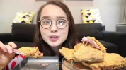 经常吃鸡腿的小姐姐照片,美食与魅力的完美融合