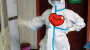 防护服小姐姐戴手套照片,手套下的温暖力量