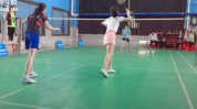 小姐姐打羽毛球背影图,小姐姐挥洒汗水，展现运动风采
