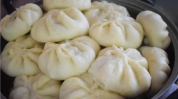 小姐姐吃辣白菜包子视频,小姐姐挑战美食新境界