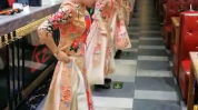 在饭馆跳舞的小姐姐叫啥,小姐姐的精彩舞姿引众人瞩目