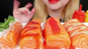 漂亮的韩国小姐姐吃寿司,美食与美貌的完美邂逅