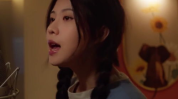 小姐姐在飞机上唱孤勇者,小姐姐飞机上演绎孤勇者引共鸣