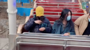 小姐姐玩海盗船的视频,挑战极限风采尽显