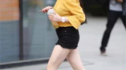 走路打电话的小姐姐是谁,揭秘走路打电话的时尚小姐姐