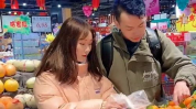拿超市袋子的小姐姐是谁,拿袋子小姐姐的神秘身份