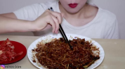 小姐姐吃松露和黑豆面,小姐姐品味松露黑豆面盛宴