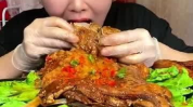 小姐姐吃五香牛排视频,小姐姐演绎五香牛排美食之旅