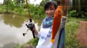 小姐姐钓鲫鱼小视频下载,小姐姐小视频教你轻松上钩